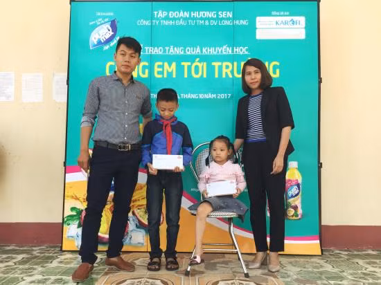 'Cùng em tới trường' hoàn thành trao gửi hàng ngàn suất quà trong năm 2017 ảnh 3