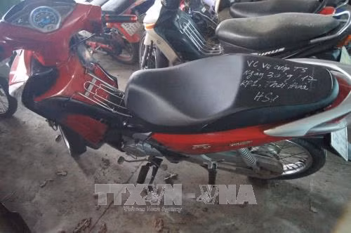Nhậu say, rủ nhau chặn đường cướp xe máy lấy tiền tiêu xài ảnh 1