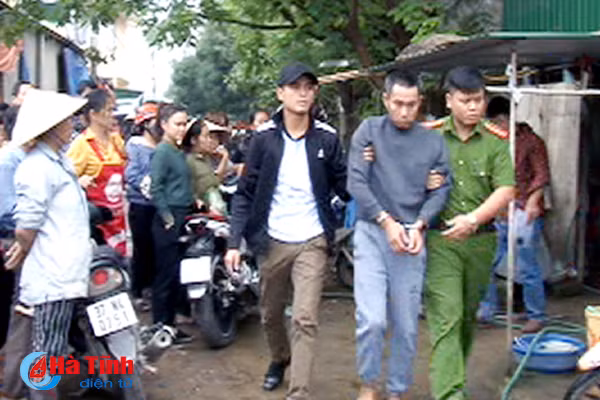 Bắt quả tang con nghiện đang bán lẻ ma túy tại chợ Hôm ảnh 1