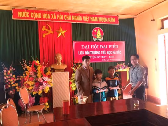 'Cùng em tới trường' hoàn thành trao gửi hàng ngàn suất quà trong năm 2017 ảnh 2