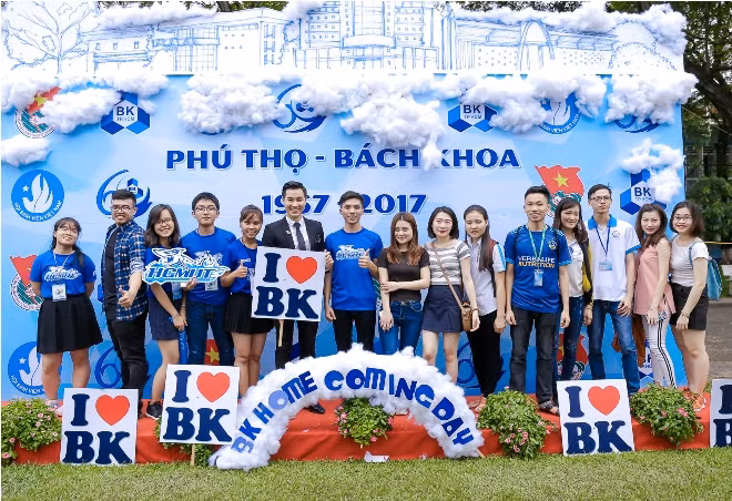 MC Nguyên Khang 'quậy tưng bừng' trong lễ kỷ niệm 60 năm thành lập trường Bách Khoa ảnh 1