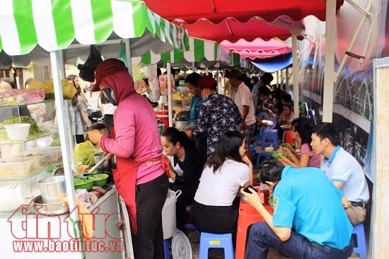 Phố hàng rong ngày càng hút khách, người bán thu nhập tăng ảnh 1