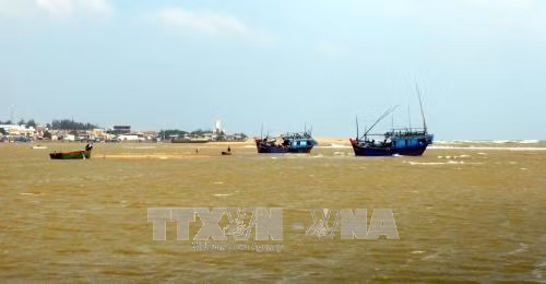 Phú Yên: Ba tàu cá mắc cạn, một ngư dân bị mất tích ảnh 2