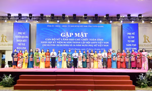 Lãnh đạo tỉnh Tuyên Quang tặng quà chúc mừng cán bộ nữ lãnh đạo. quản lý toàn tỉnh nhân kỷ niệm Ngày thành lập Hội Liên hiệp Phụ nữ Việt Nam và Ngày Phụ nữ Việt Nam 20/10.