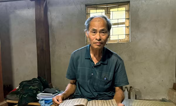 Người đàn ông Dao gìn giữ sách cổ của tổ tiên
