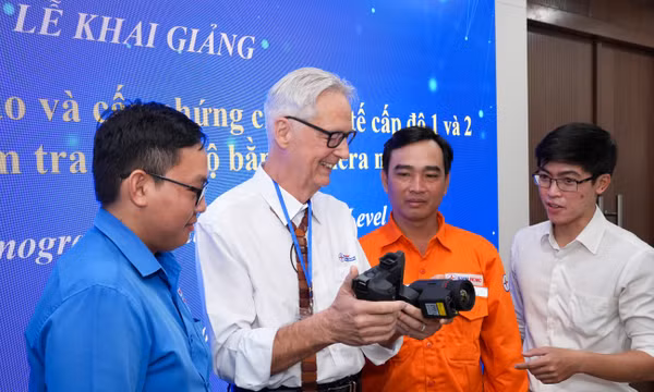 Chú thích ảnh: Đại diện Học viện Ảnh nhiệt IRT giới thiệu thiết bị camera nhiệt cho các học viên EVNHCMC