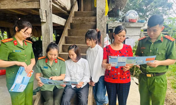 Công an xã Tùng Bá tăng cường tuyên truyền phòng, chống ma túy đến từng hộ dân.