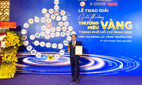 Phó Tổng Giám đốc EVNHCMC Nguyễn Thanh Nhã, đại diện EVNHCMC đón nhận giải thưởng Thương hiệu Vàng Thành phố Hồ Chí Minh 
