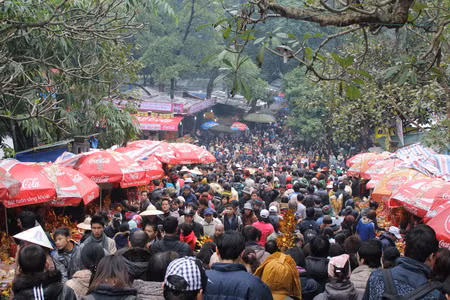 Hàng ngàn người trẩy hội chùa Hương ảnh 12