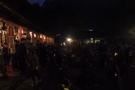 Hàng ngàn người trẩy hội chùa Hương ảnh 8