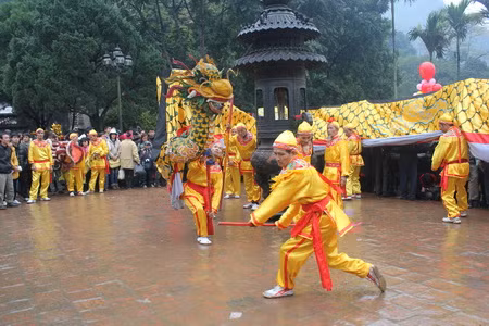Hàng ngàn người trẩy hội chùa Hương ảnh 9