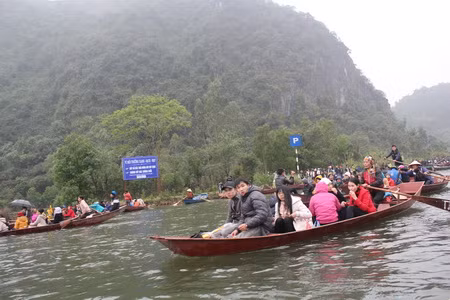 Hàng ngàn người trẩy hội chùa Hương ảnh 2