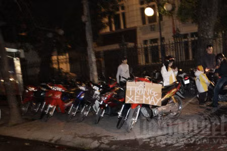 Hà Nội trước giao thừa: trông xe "chém đẹp" khách chơi xuân ảnh 1