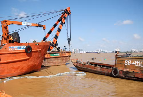 Không xảy ra tràn dầu khi trục vớt xà lan bị đâm ảnh 1