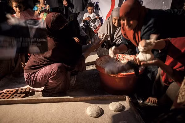 'Đời sống biểu tình' nhộn nhịp giữa Cairo ảnh 10
