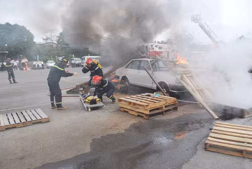Cháy trụ điện, hàng trăm doanh nghiệp bị ảnh hưởng ảnh 1