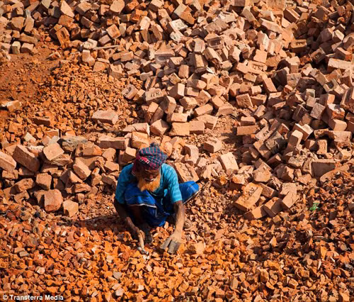 Những lò gạch 'khổ sai' ở Bangladesh ảnh 4