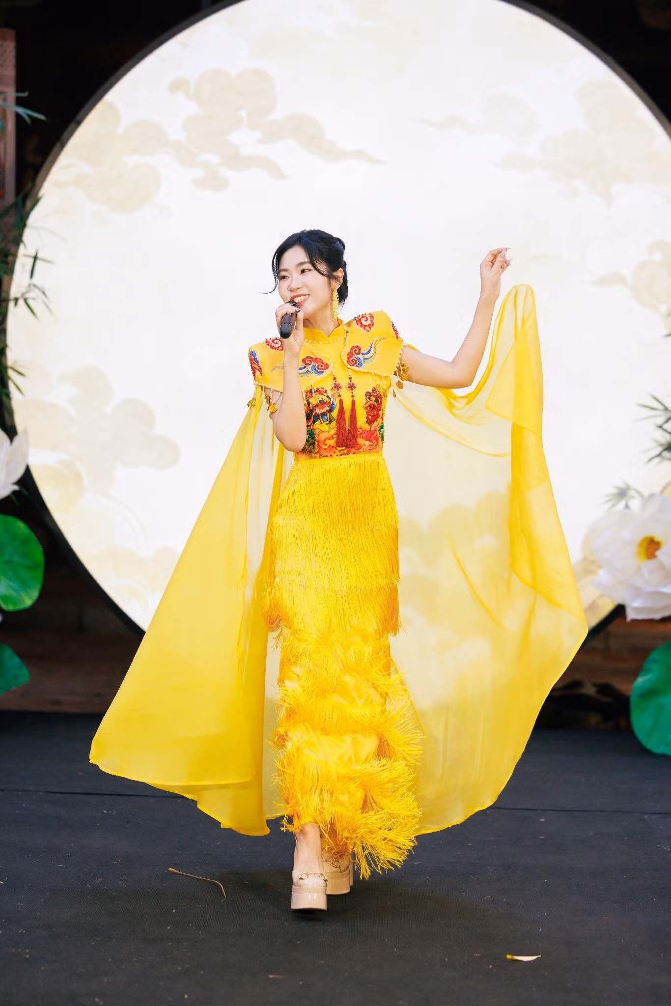 Ca sỹ Hà Myo biểu diễn trên sân khấu Fashion Showcvới ca khúc Rằm Rộ.
