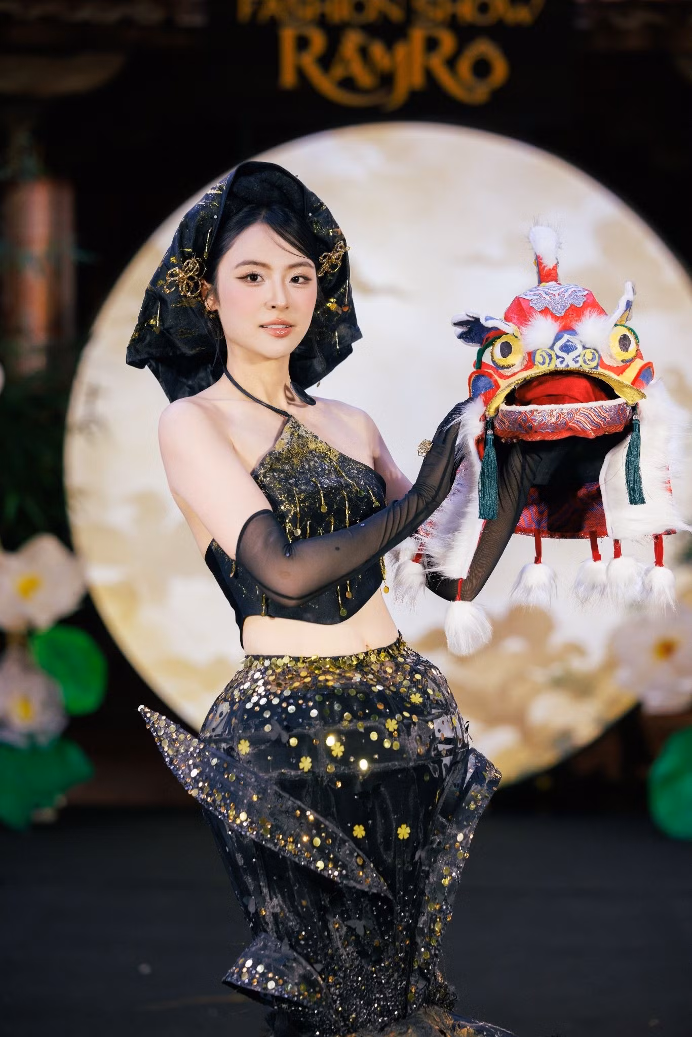 Á Hậu Vân Nhi cùng tác phẩm “Sư Nguyệt”.