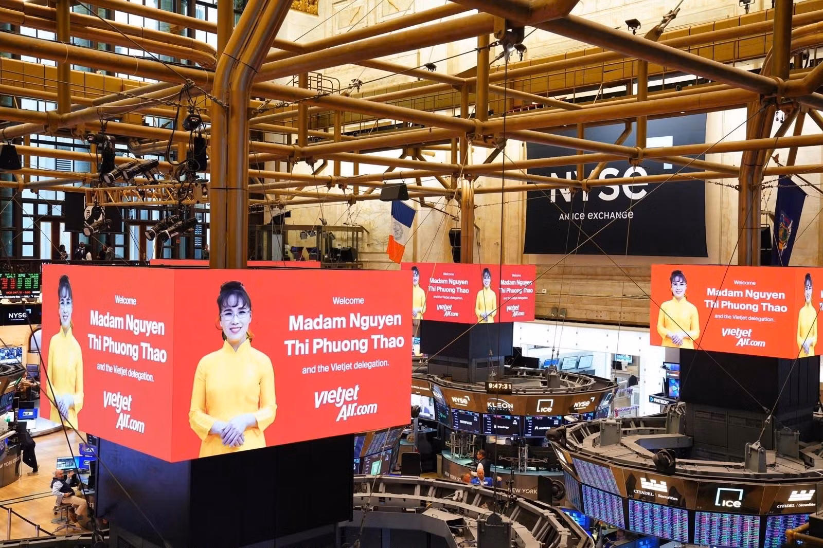 Các bảng điện tử lớn tại sàn chứng khoán lớn hàng đầu thế giới NYSE chào đón Nữ tỷ phú Việt Nam trong ngày đầu tiên thị trường chứng khoán Việt Nam nâng hạng.