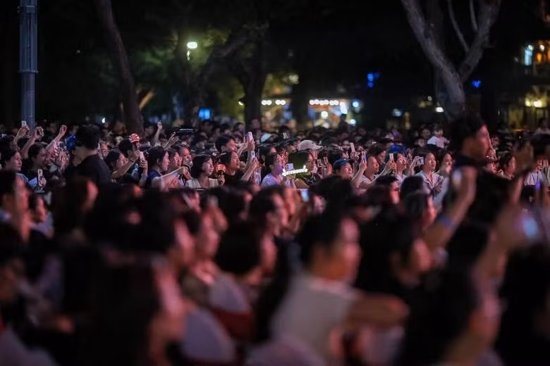 Đông đảo người dân và du khách có mặt tại phố đi bộ hồ Hoàn Kiếm để dự lễ bế mạc.
