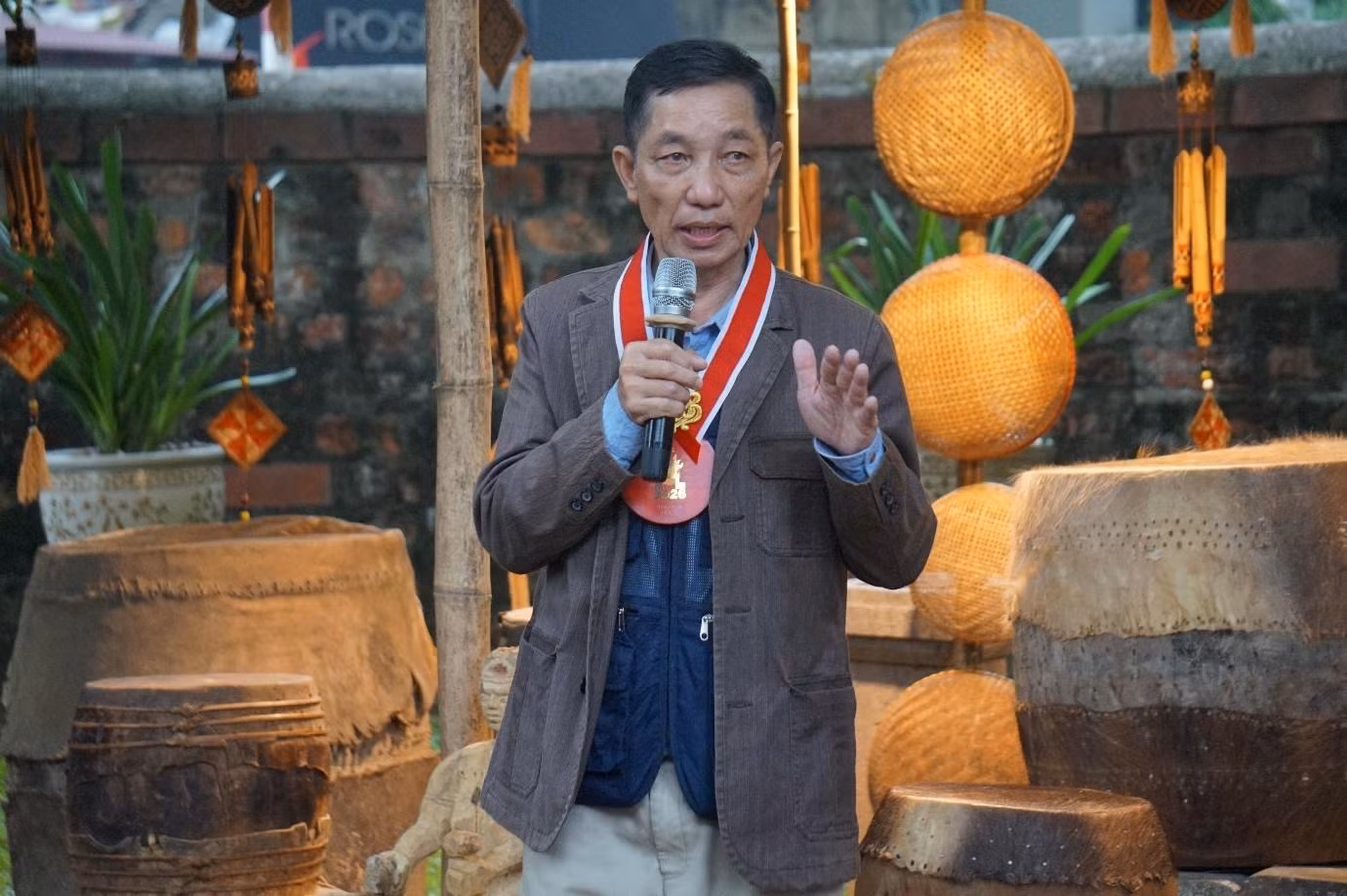 Nhà sưu tập Đặng Minh Tâm kể những câu chuyện thú vị về trống Tây Nguyên.