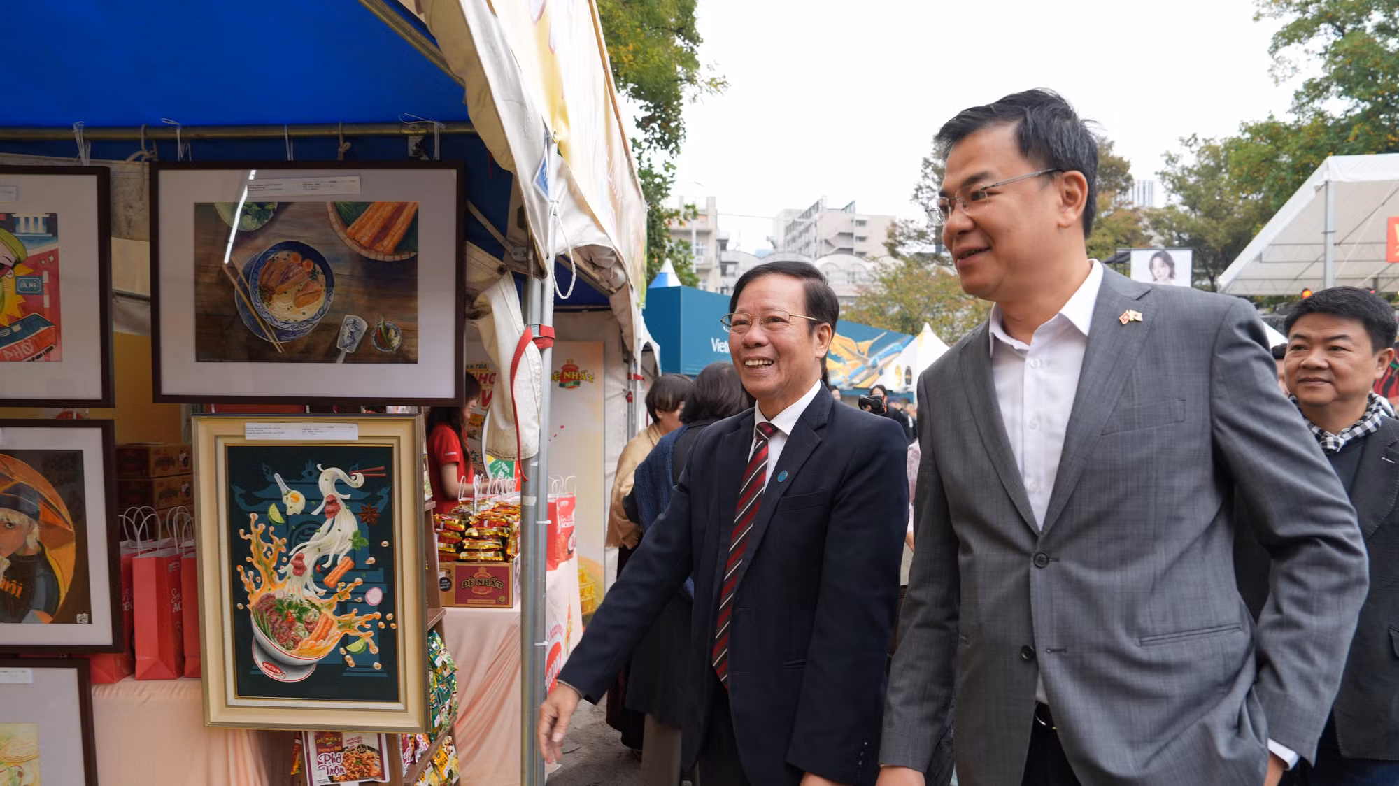 dai-su-dac-menh-toan-quyen-viet-nam-tai-nhat-ban-pham-quang-hieu-va-ong-truong-minh-tien-tham-quan-gian-trung-bay-pho.jpg