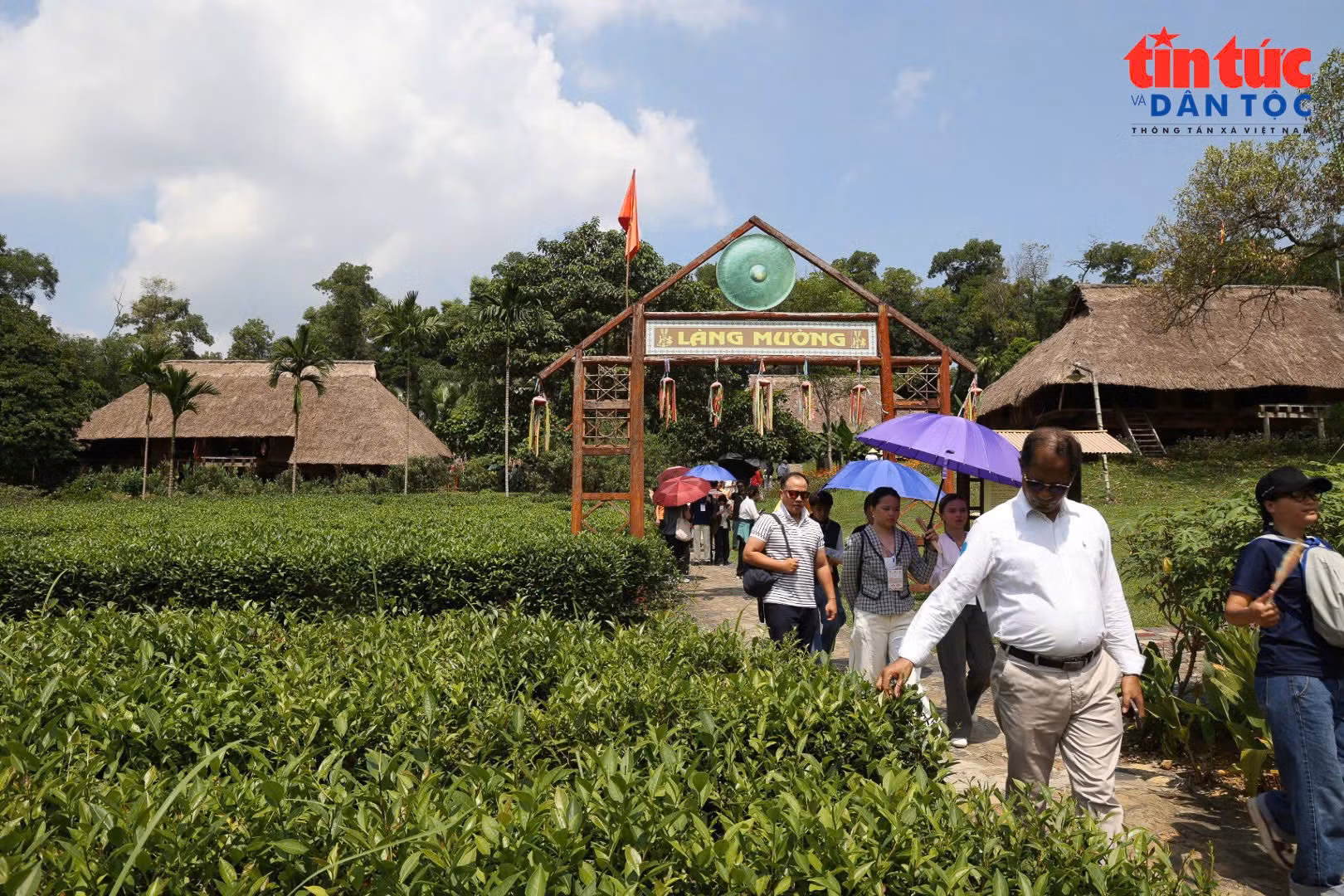 Du khách tản bộ tham quan không gian thiên nhiên và kiến trúc nhà của đồng bào các dân tộc thiểu số.