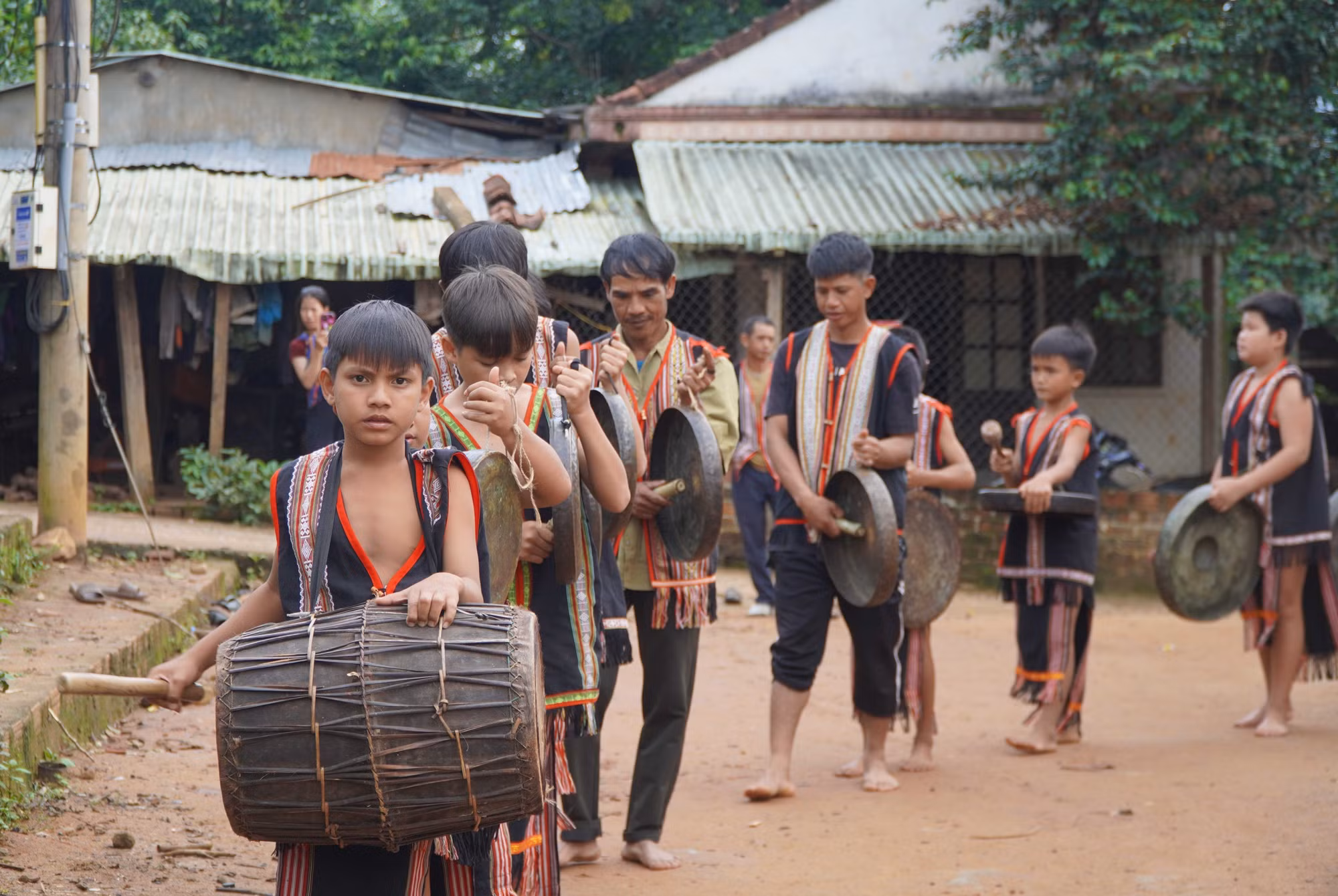 Nhờ vào sự truyền dạy, thôn Đăk Tơ Lung, xã Đăk Kôi, tỉnh Quảng Ngãi, đã có thêm một đội cồng chiêng, xoang “nhí”.