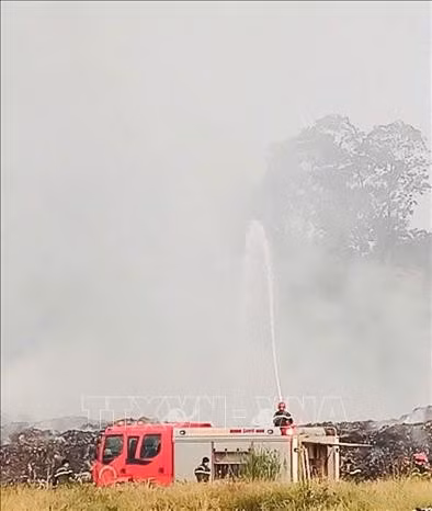 Công an phường phối hợp với Đội Phòng cháy, chữa cháy và cứu nạn, cứu hộ xử lý, hạn chế nguy cơ cháy lan và kéo dài.