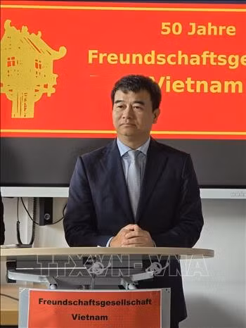 Ông Lưu Xuân Đồng, Tổng Lãnh sự Việt Nam tại Frankfurt am Main tham dự, phát biểu tại sự kiện.