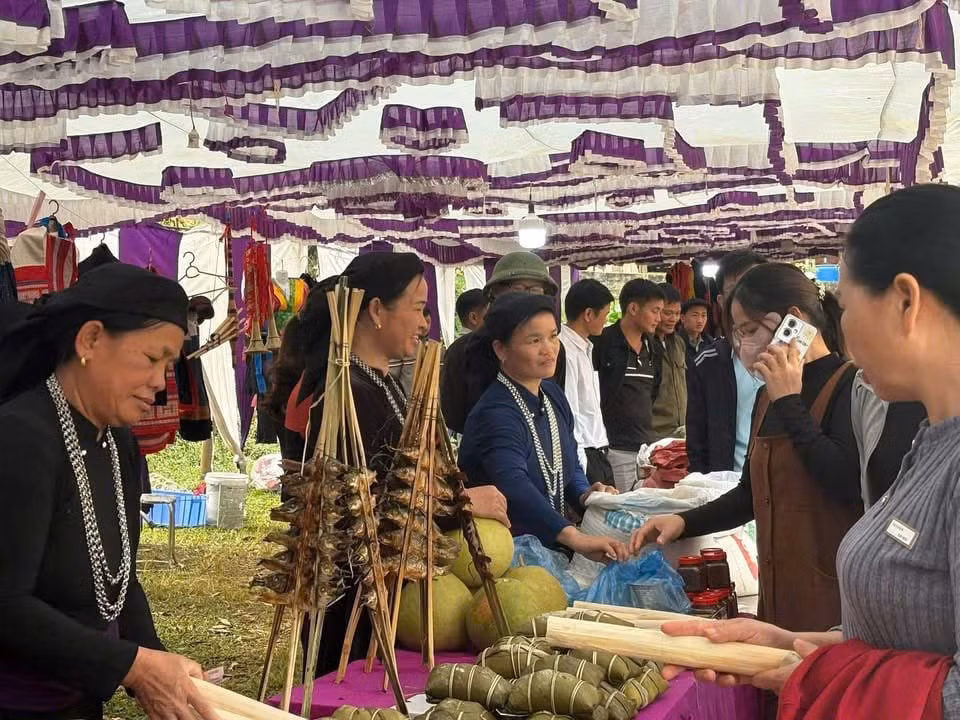 Người dân giới thiệu các món ăn, sản vật địa phương tại Lễ hội Tết cá.