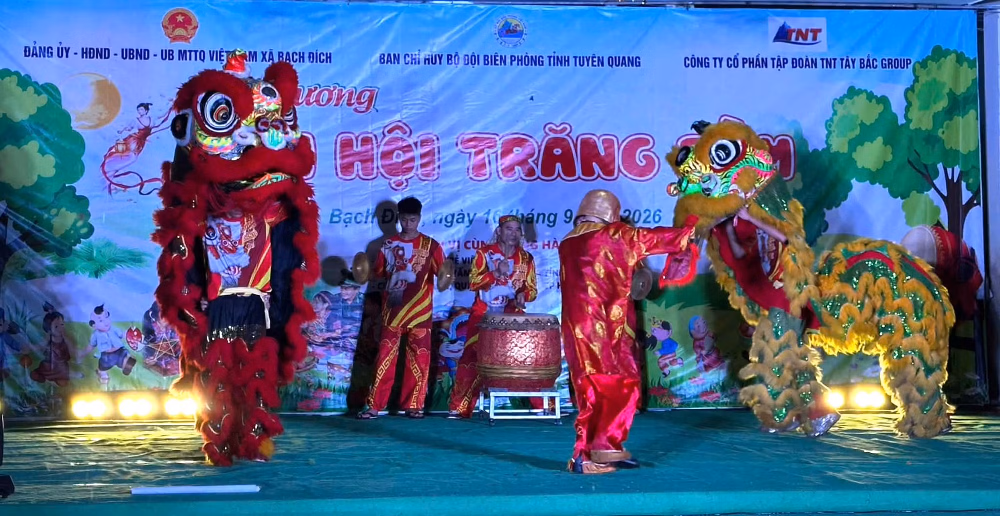 Tiết mục múa lân trong Đêm hội trăng rằm tại Trường Phổ thông Dân tộc bán trú Trung học cơ sở Bạch Đích (Tuyên Quang).