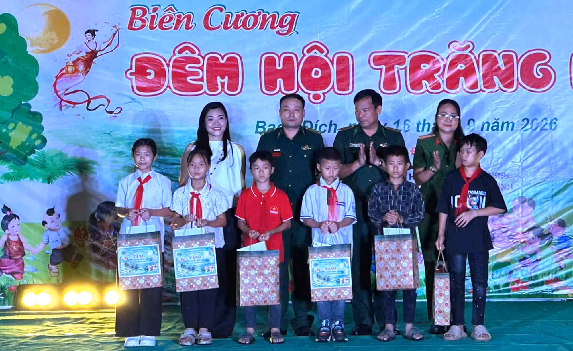 Lãnh đạo Ban Chỉ huy Bộ đội Biên phòng tỉnh Tuyên Quang và nhà tài trợ tặng quà cho con nuôi của Đồn Biên phòng Bạch Đích.