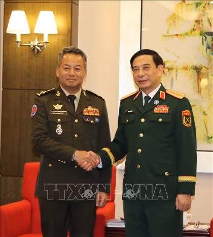 Đại tướng Phan Văn Giang, Phó Thủ tướng Chính phủ, Bộ trưởng Bộ Quốc phòng Việt Nam gặp Phó Thủ tướng, Bộ trưởng Bộ Quốc phòng Campuchia Tea Seiha. Ảnh: Hải Yến/TTXVN tại Trung Quốc