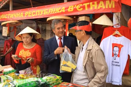 Việt Nam tham gia Hội chợ truyền thống của Ukraine ảnh 1