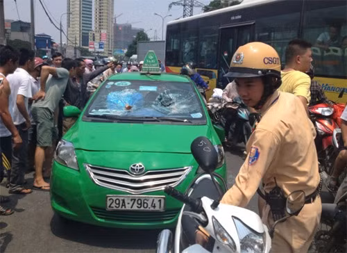 Taxi Mai Linh hất cảnh sát lên nắp capo, náo loạn phố Hà Nội ảnh 1