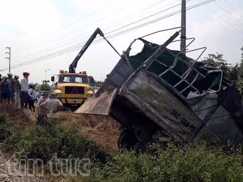 Tàu hỏa húc xe tải, tài xế văng khỏi cabin tử vong ảnh 1