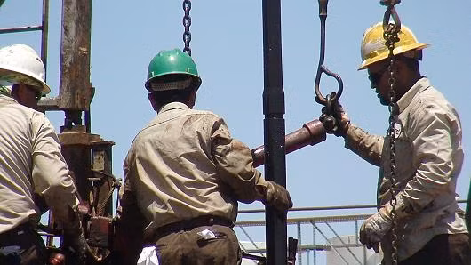 Giá dầu bật tăng trên 10%, vàng liên tiếp giảm ảnh 1
