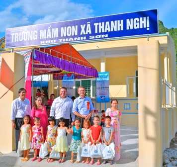 Trao tặng ngôi trường Đèn Đom Đóm ở tỉnh Hà Nam ảnh 1