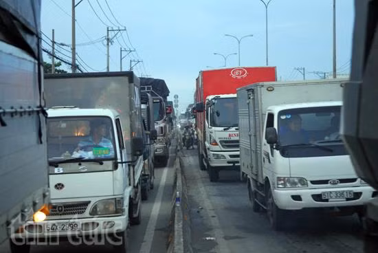 Tông xe liên hoàn trên quốc lộ 1 ảnh 3