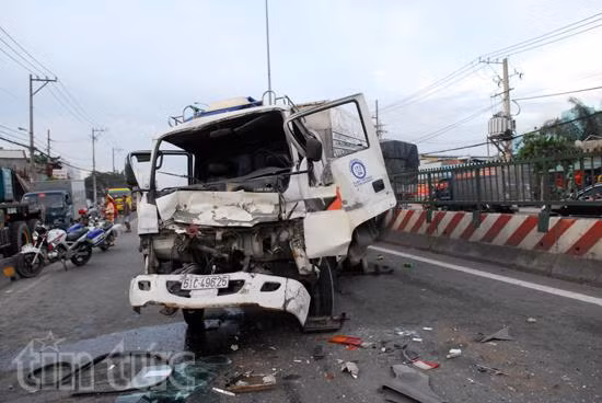 Tông xe liên hoàn trên quốc lộ 1 ảnh 1
