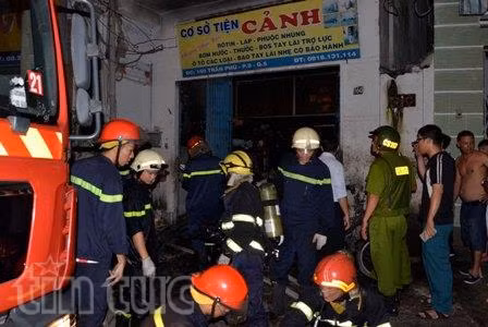 8 người thoát nạn khi căn nhà 4 tầng bốc cháy ảnh 1