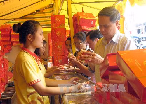 Bán bánh Trung thu trên vỉa hè tại Hà Nội là trái phép ảnh 1