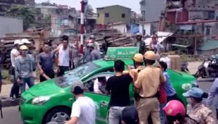 Bắt khẩn cấp lái xe taxi tông cảnh sát giao thông ảnh 1
