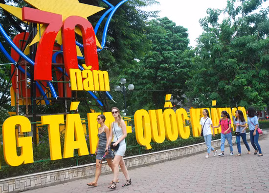 Hà Nội tưng bừng chuẩn bị lễ Kỷ niệm 70 năm Quốc khánh ảnh 3