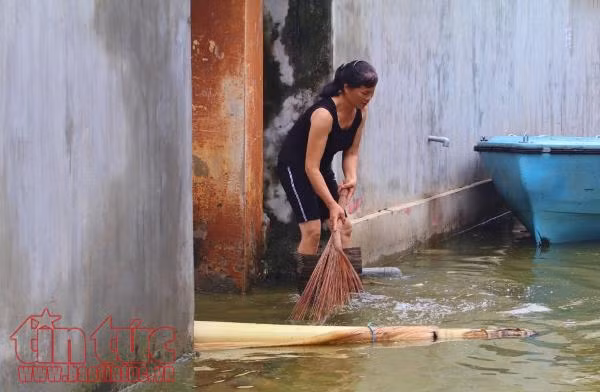 Nước ngập sâu, rác nổi lềnh phềnh, người dân Chương Mỹ dùng thuyền đi lại ảnh 6