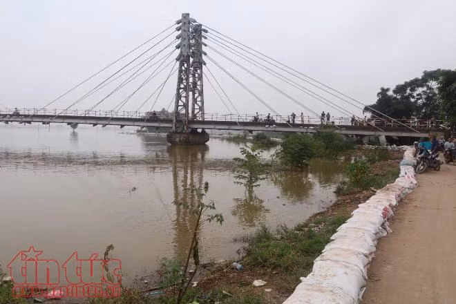 Chương Mỹ đang nỗ lực từng giây từng phút chống nước lũ, bảo vệ đê ảnh 1