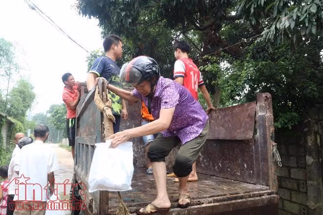 Nước ngập sâu, rác nổi lềnh phềnh, người dân Chương Mỹ dùng thuyền đi lại ảnh 11