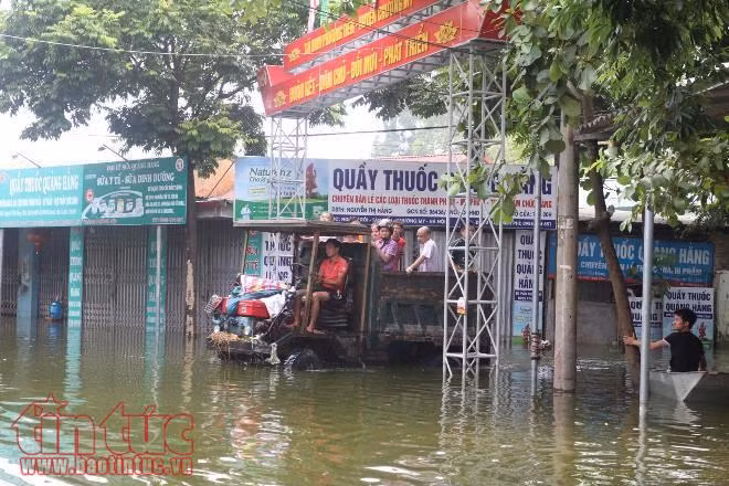 Nước ngập sâu, rác nổi lềnh phềnh, người dân Chương Mỹ dùng thuyền đi lại ảnh 10